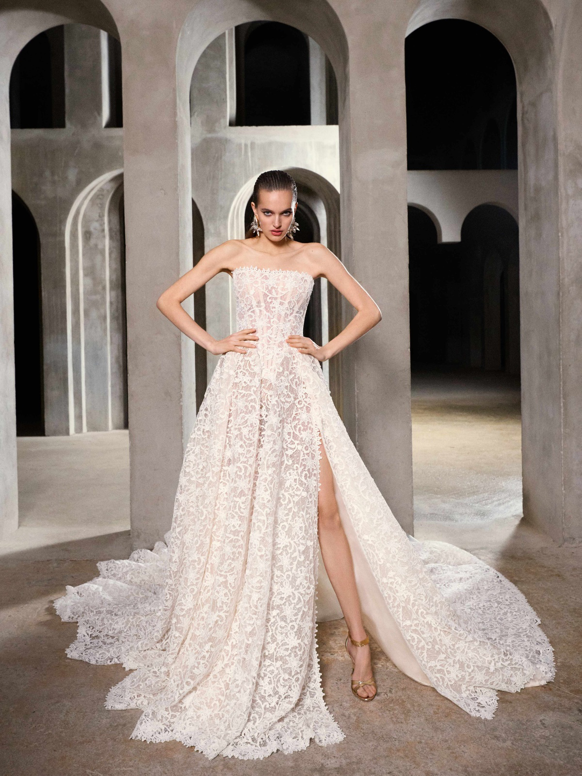 Strapless A-lijn trouwjurk Midnight van Galia Lahav met kant en split, vooraanzicht. Exclusief bij Bruidshuis Diana.