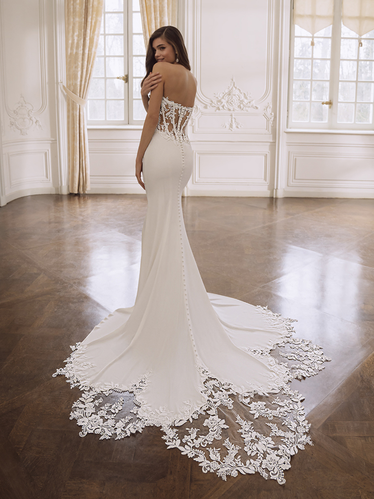 Zeemeermin trouwjurk Finley van Maggie Sottero achteraanzicht met see-through korsetlijfje en een lange kanten sleep.