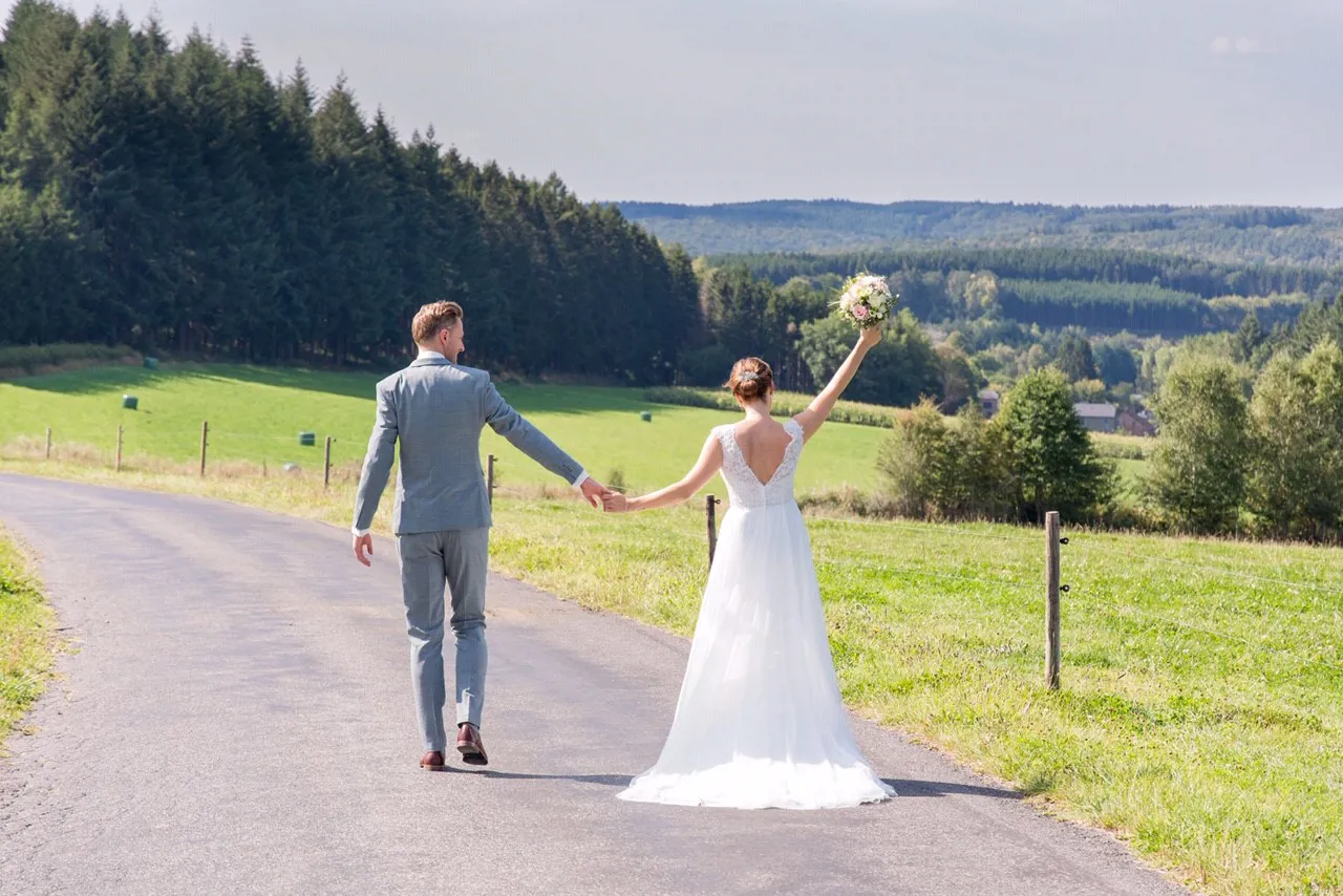 suuz wandelt in haar trouwjurk
