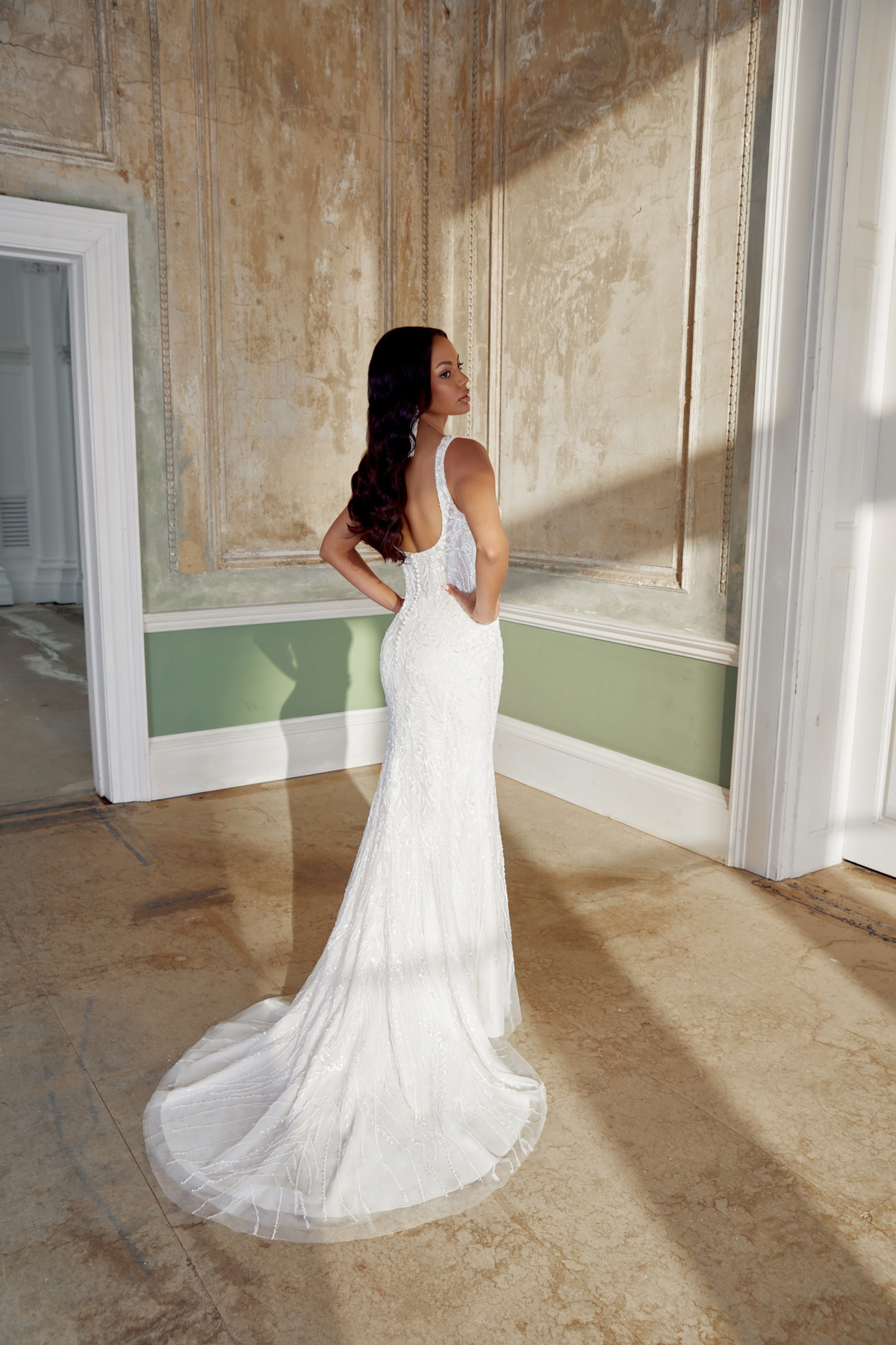 Bruidsjurk met lage rug 44563 van Sincerity Bridal. Achteraanzicht van de aangesloten jurk met parels en glitter.