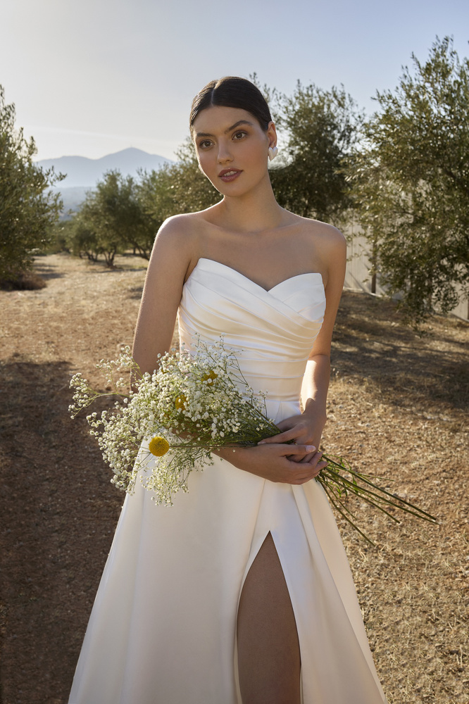 A-lijn trouwjurk met split L1152 van Orea sposa. Vooraanzicht van de satijnen jurk met gedrapeerd sweetheart lijfje.