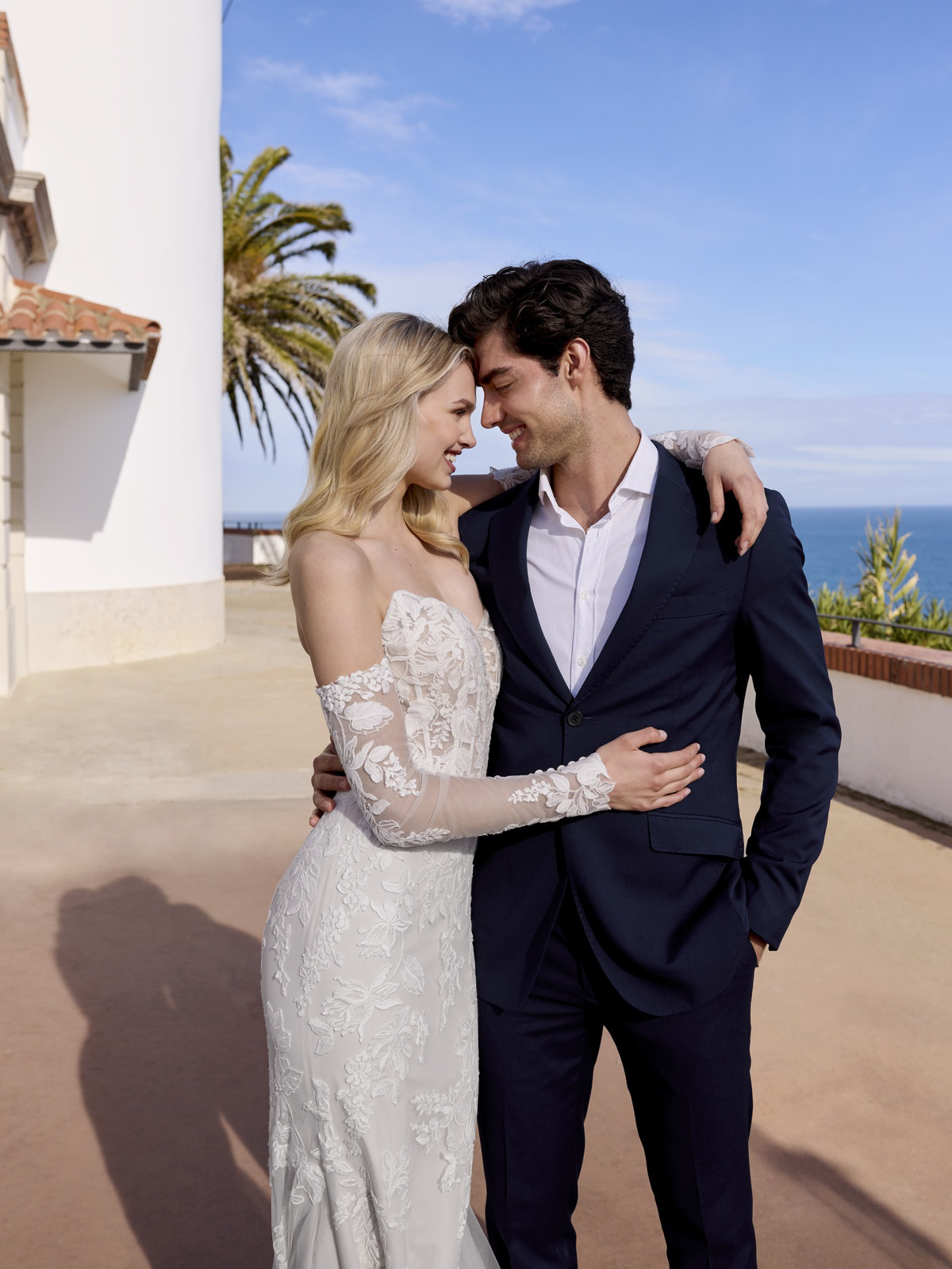 Off shoulder trouwjurk Kisa van White one, zijaanzicht van de aangesloten kanten jurk met strapless sweetheart halslijn.