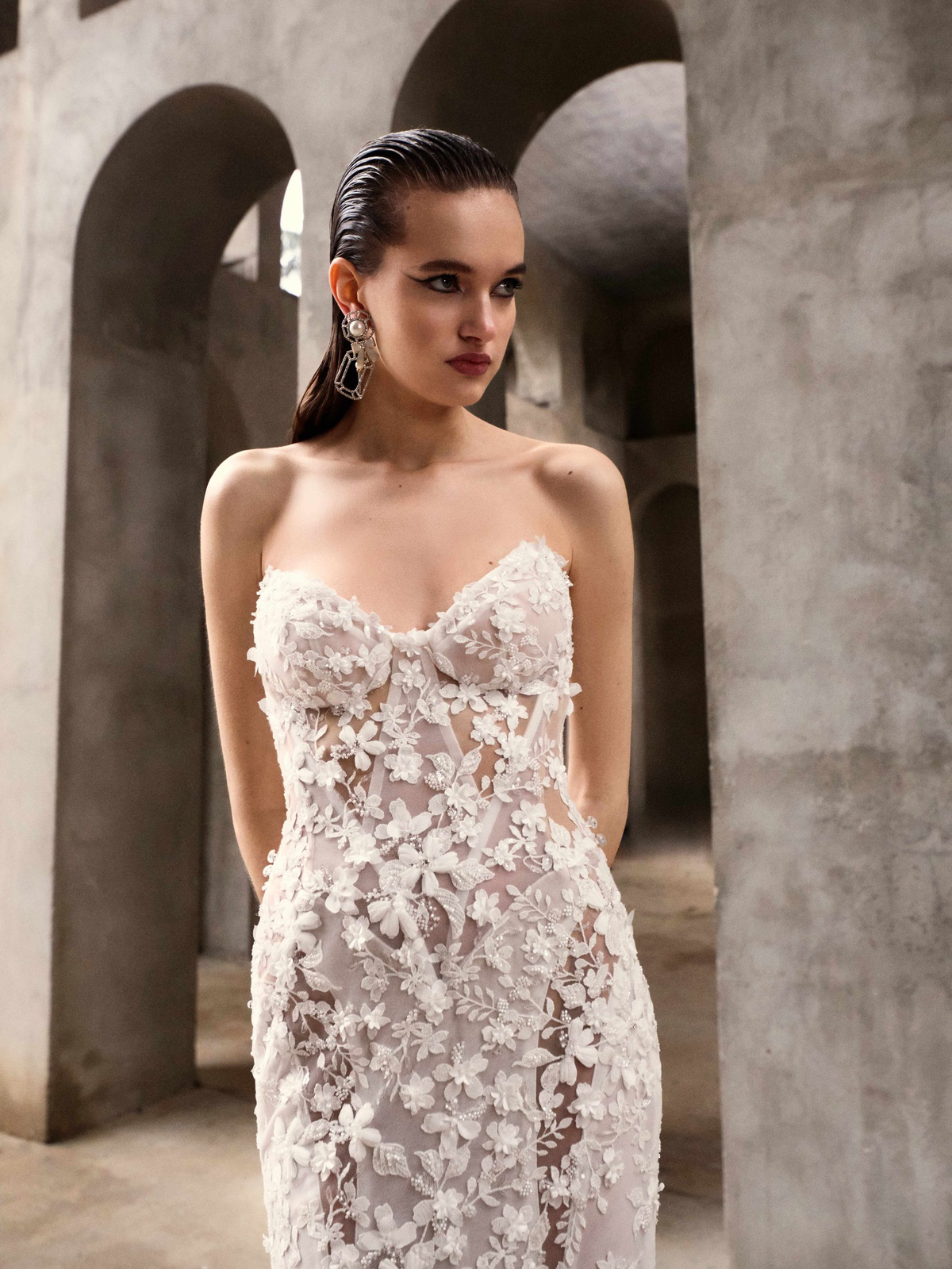 Couture trouwjurk Lilith van Galia Lahav met 3D kant. Vooraanzicht van de see-through jurk, exclusief bij Bruidshuis Diana.
