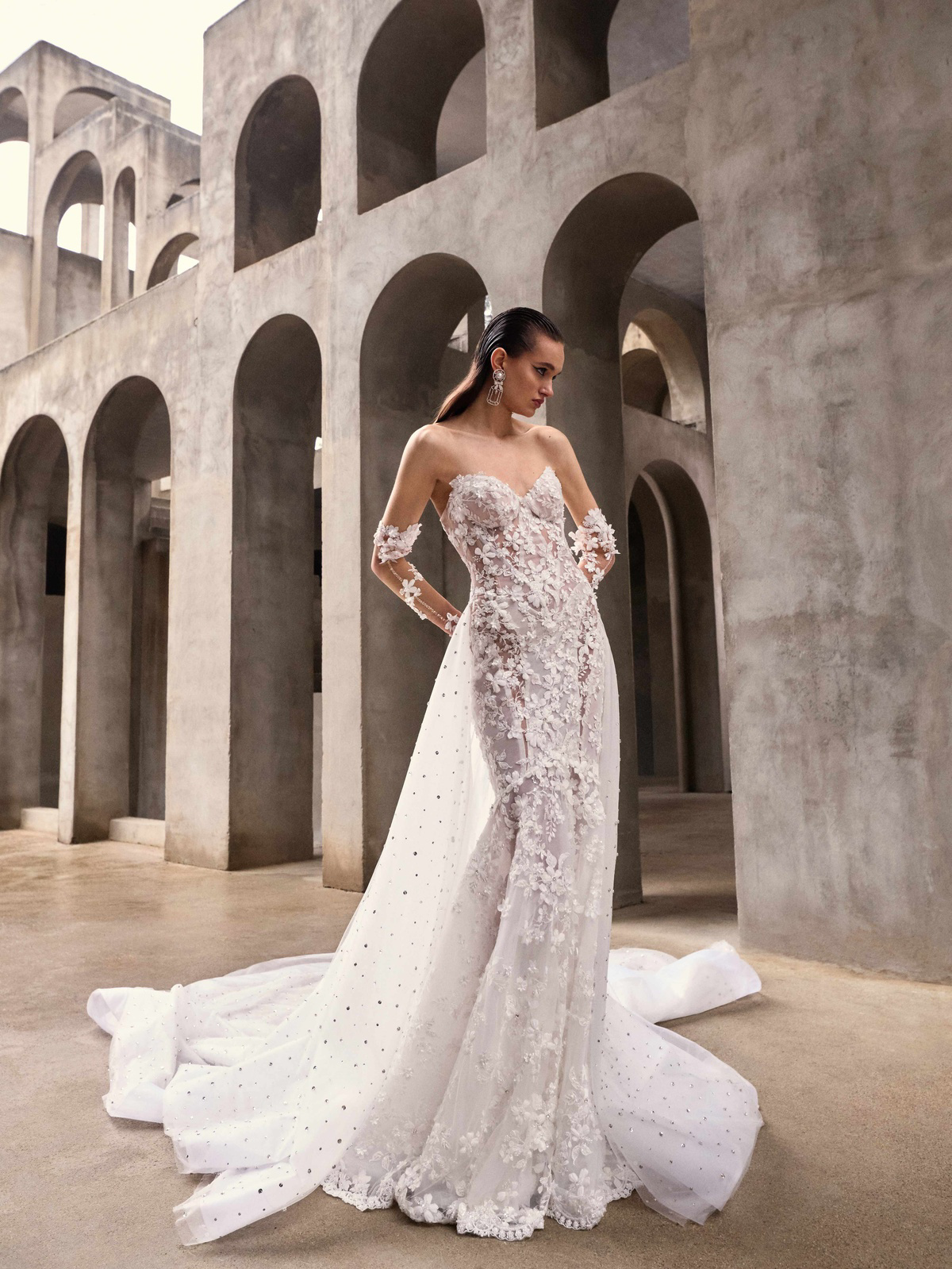 Zeemeermin trouwjurk Lilith van Galia Lahav, exclusief bij Bruidshuis Diana. Vooraanzicht met see-through 3D kant en overrok.
