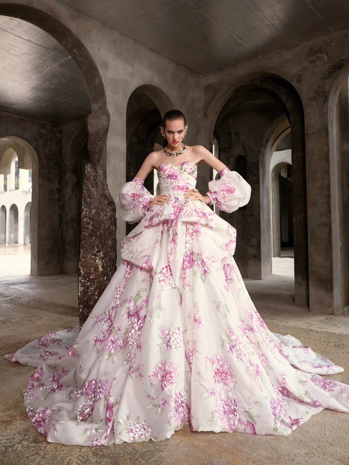 Gekleurde trouwjurk Fiori van Galia Lahav. Vooraanzicht van de prinsessenjurk met bloemenprint, exclusief bij Bruidshuis Diana.