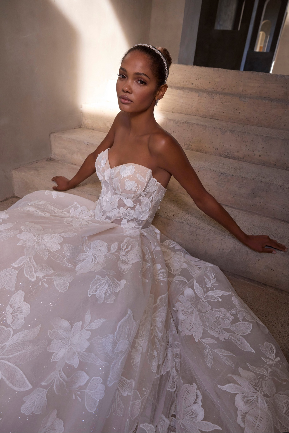 Bruidsjurk 2937 van Morilee in prinsessenlijn. Vooraanzicht van het strapless lijfje met 3D kant en wijde glitter rok.