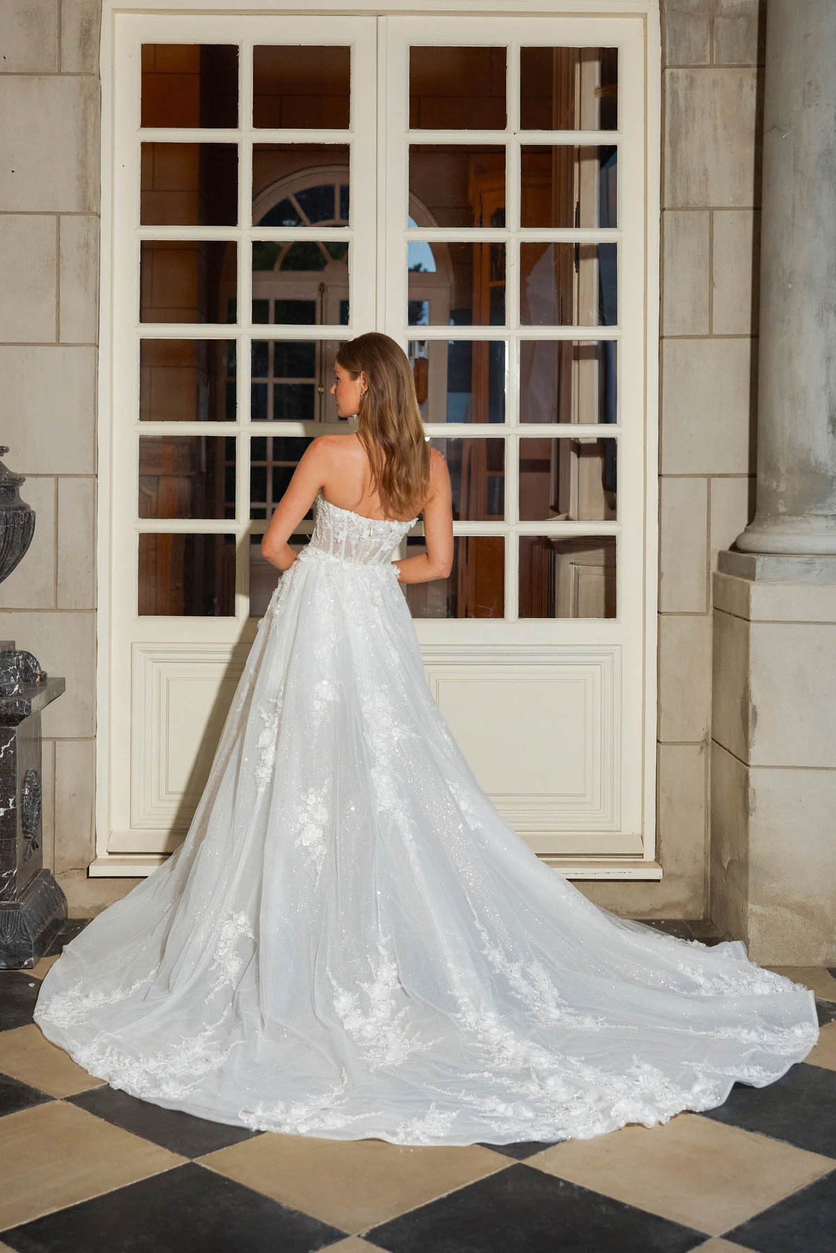 A-lijn trouwjurk met glitter Soho van Jeune by Madi Lane. Achteraanzicht met strapless korsetlijfje en 3D kanten applicaties.