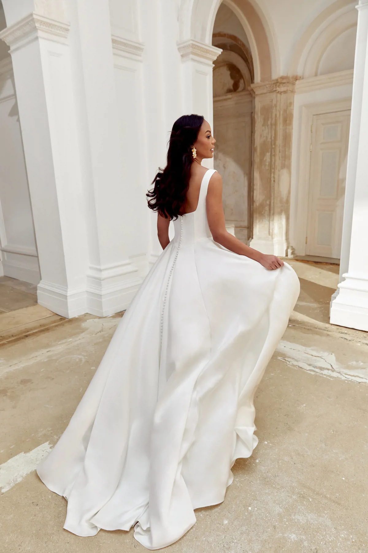 A-lijn bruidsjurk 44548 van Sincerity Bridal, achteraanzicht van de satijnen jurk met elegante picpac knoopjes.