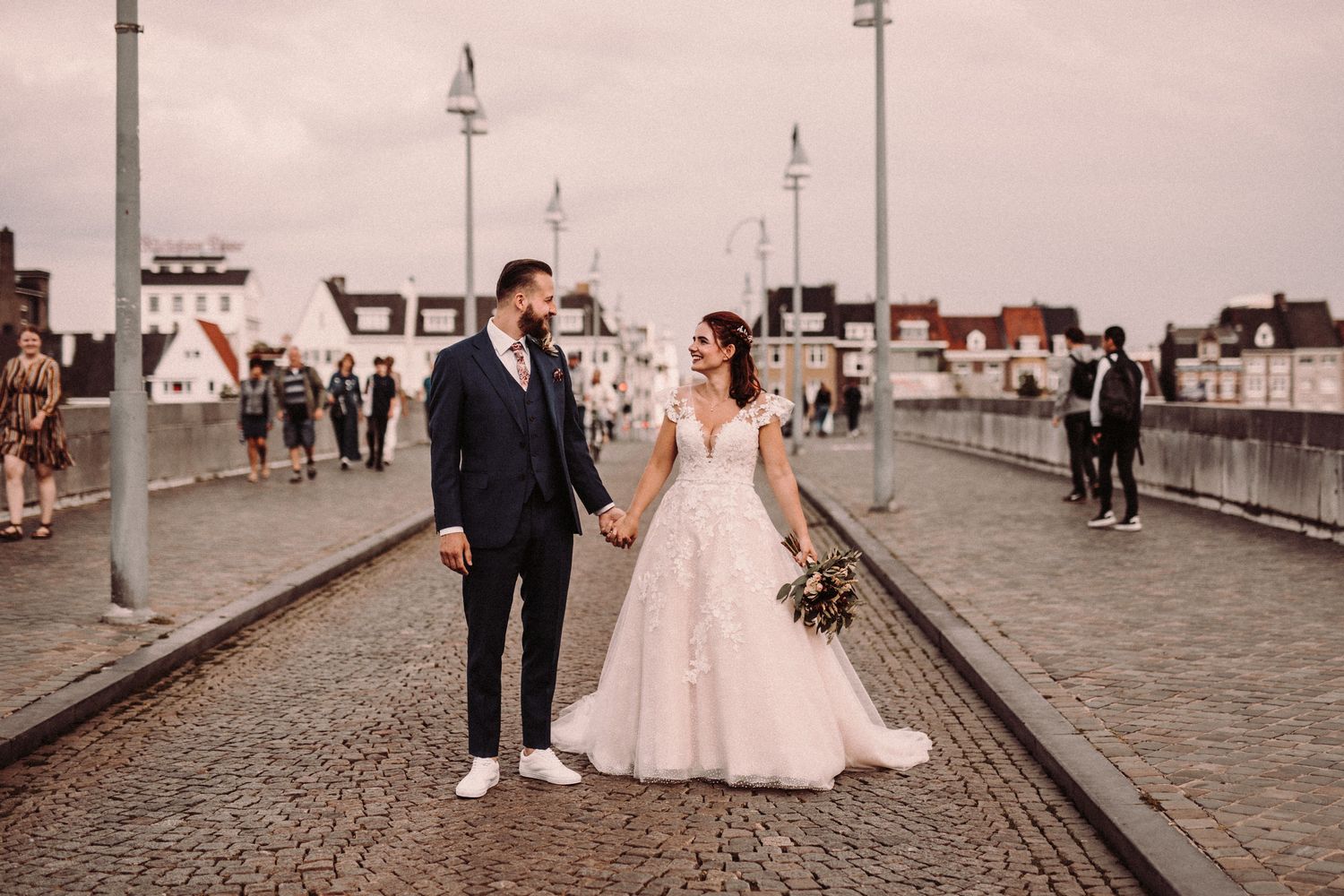 kim in trouwjurk met haar man