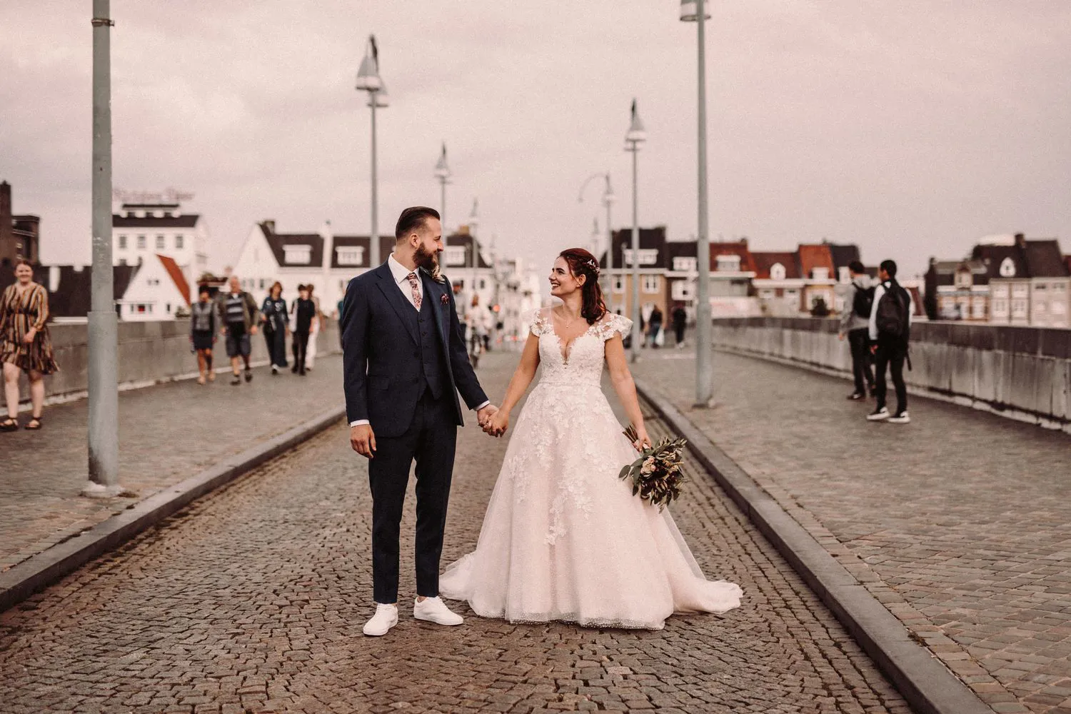 kim in trouwjurk met haar man