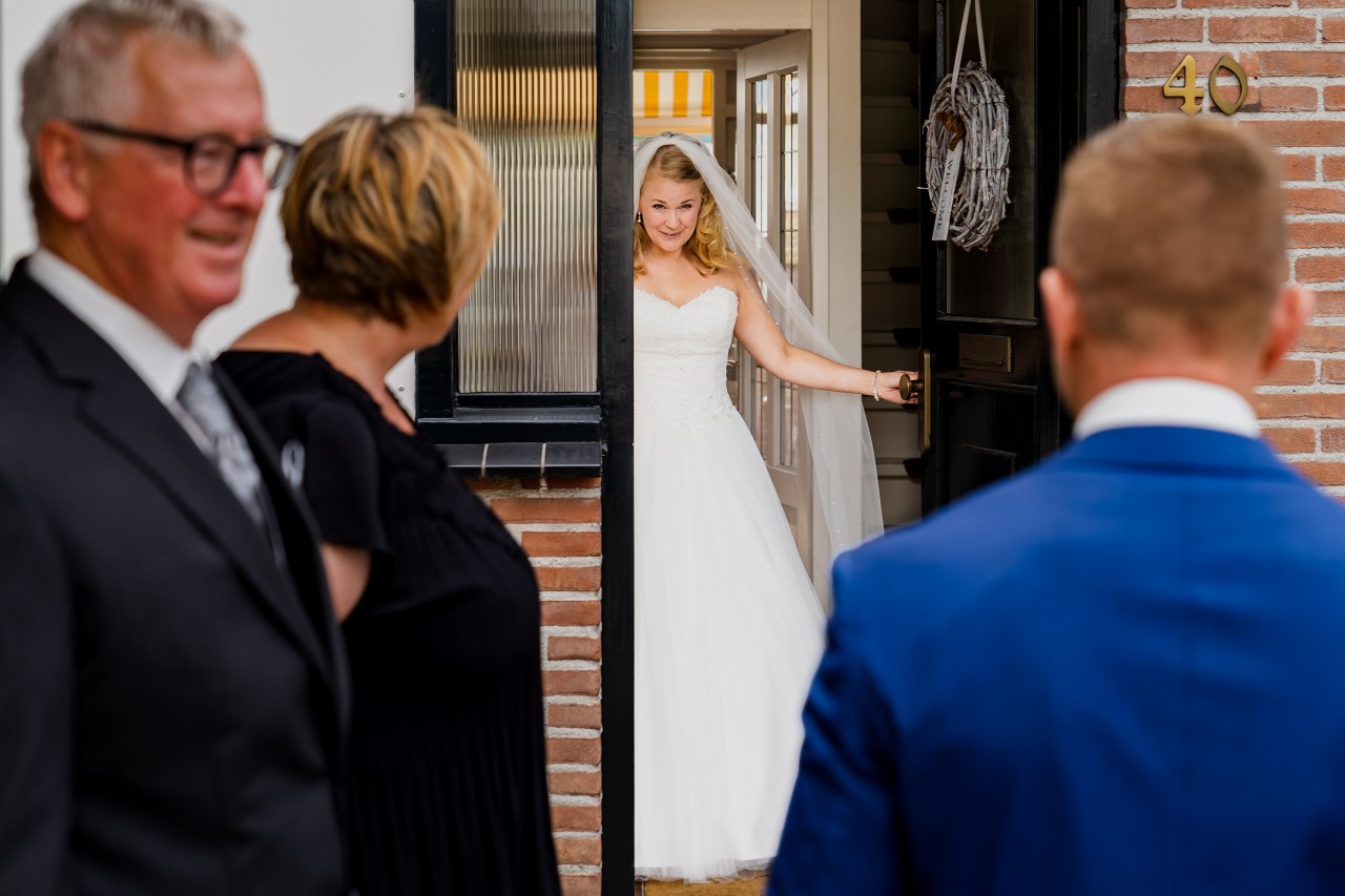 debbie in trouwjurk die binnen komt