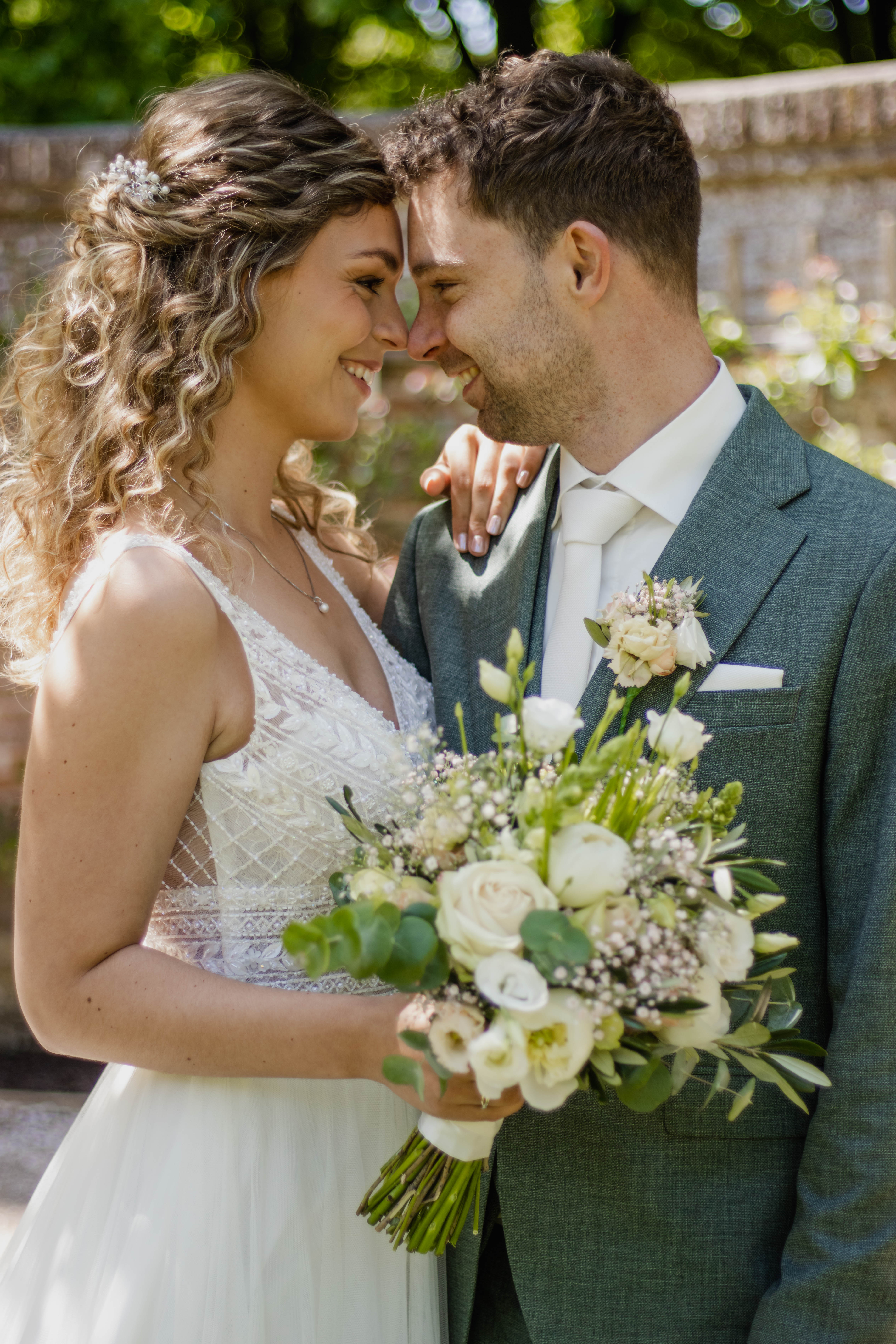 jil in haar trouwjurk met haar man