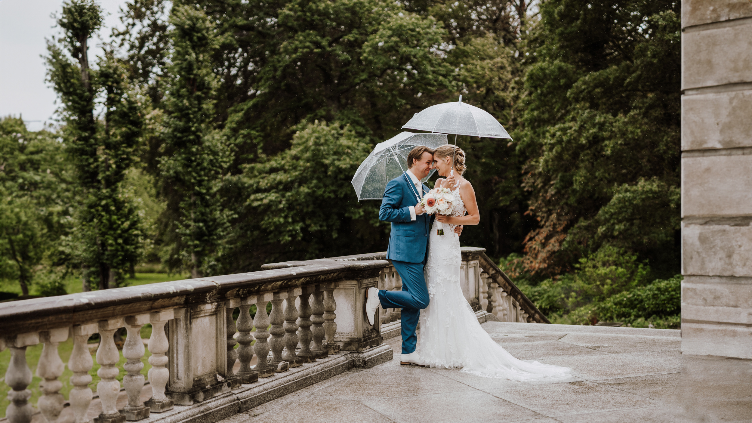 sasha in haar trouwjurk met paraplu