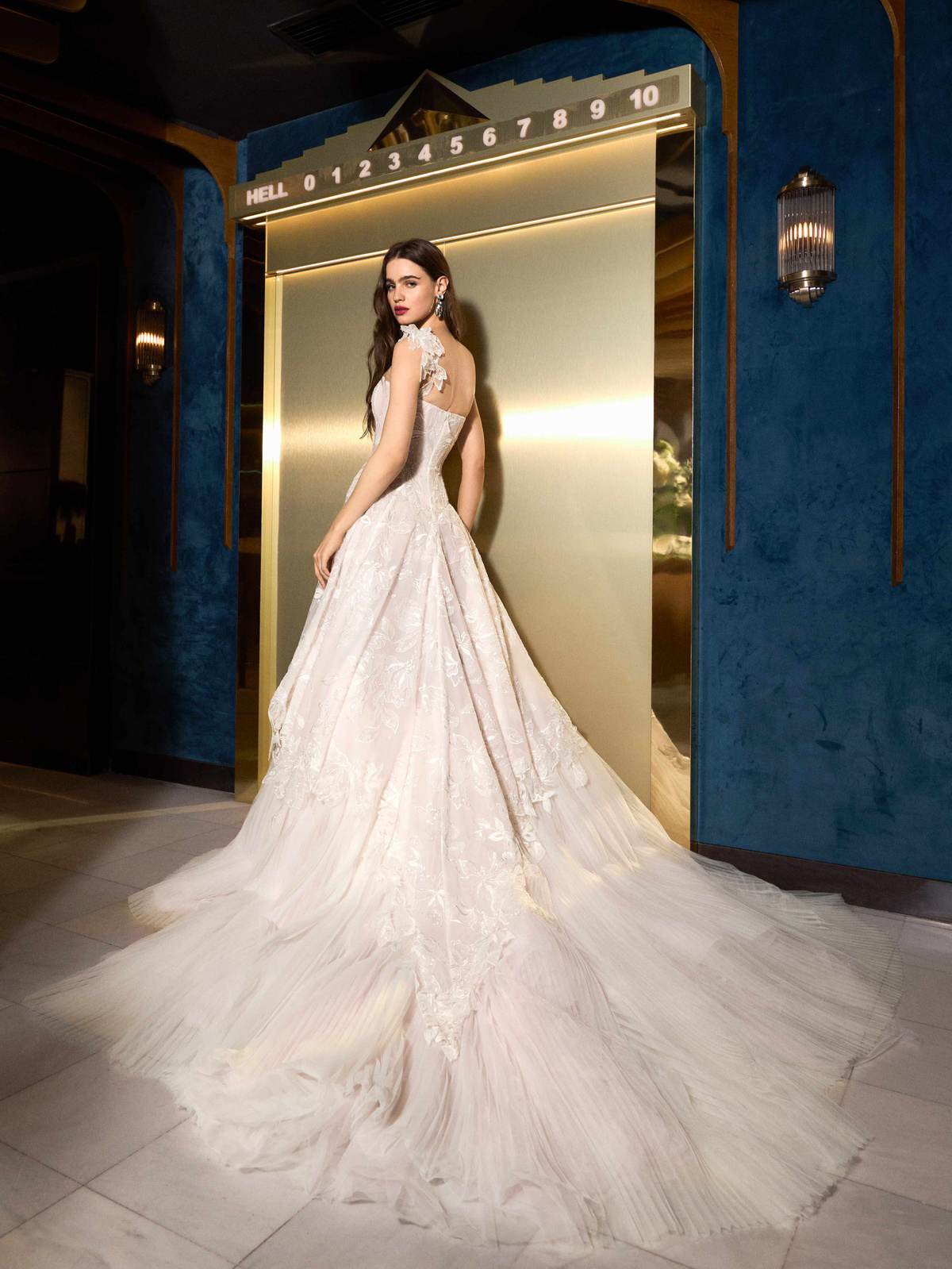 Prinsessenjurk Bellini van Galia Lahav, achteraanzicht met lange tule sleep en asymmetrische schouderband met 3D kant.