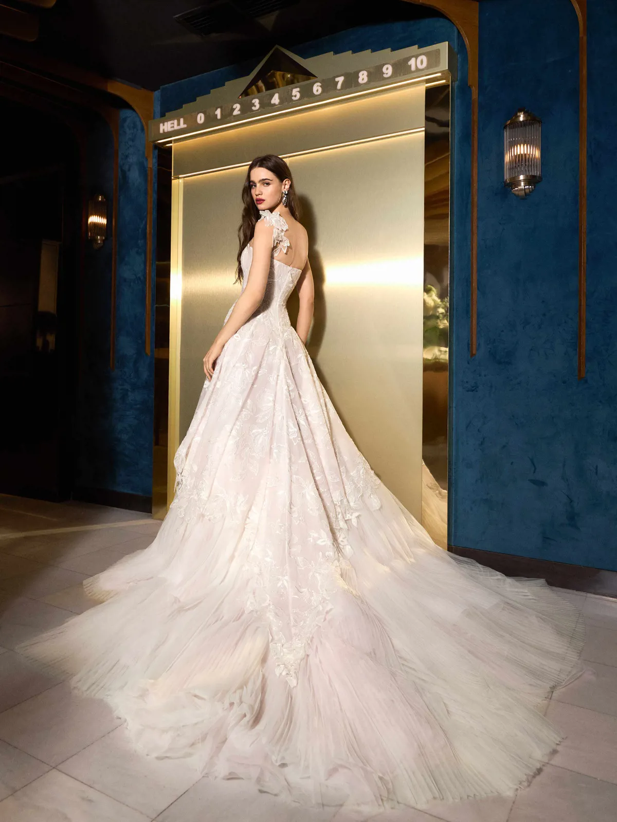 Prinsessenjurk Bellini van Galia Lahav, achteraanzicht met lange tule sleep en asymmetrische schouderband met 3D kant.