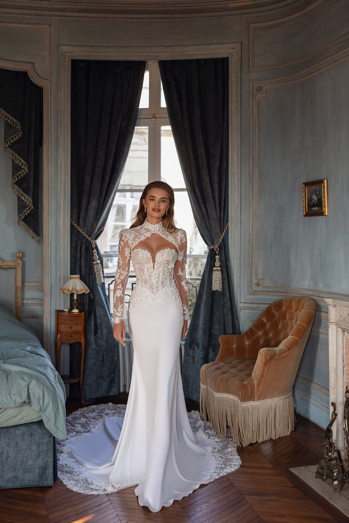 Zeemeermin trouwjurk Menta van Pronovias met kanten lange mouwen. Vooraanzicht van het see-through korset en hoge hals.