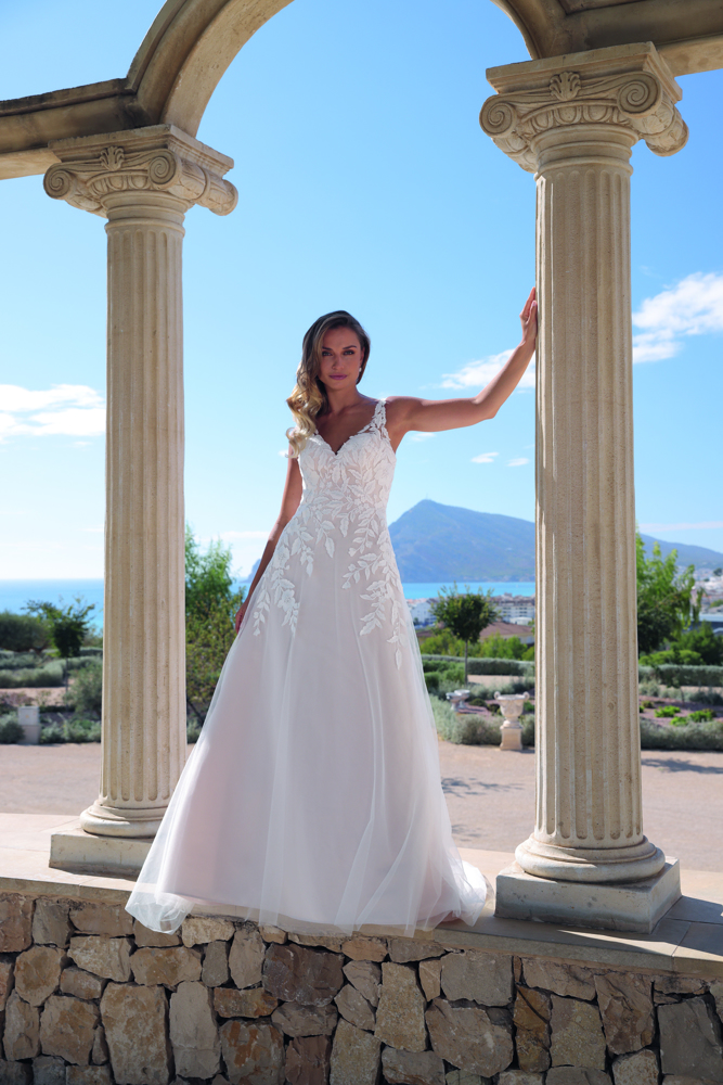 A-lijn trouwjurk Alba van Azuree met kanten lijfje en V-hals. Vooraanzicht van de romantische bruidsjurk met tule rok.