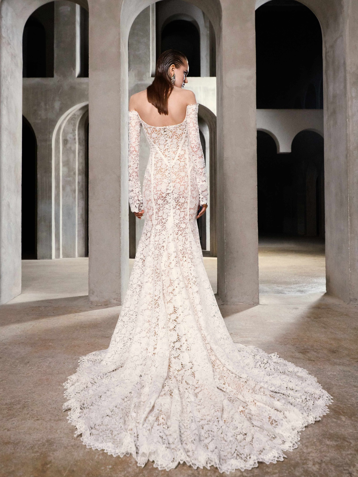 Zeemeermin trouwjurk met kant Whisper van Galia Lahav. Achteraanzicht met off-shoulder lange mouwen en een diepe open rug.