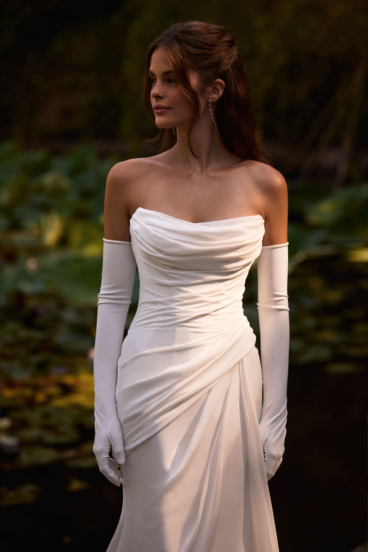Strapless trouwjurk Amika van Milla Nova LR met gedrapeerd satijnen lijfje, vooraanzicht, uit collectie van Bruidshuis Diana.