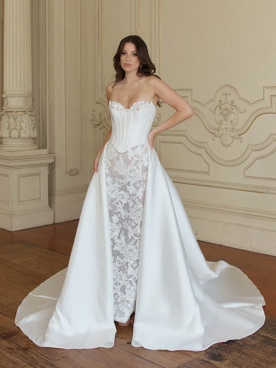 Trouwjurk met overrok Lizzano van Jeune by Madi Lane. Vooraanzicht met strapless korset, verkrijgbaar bij Bruidshuis Diana.