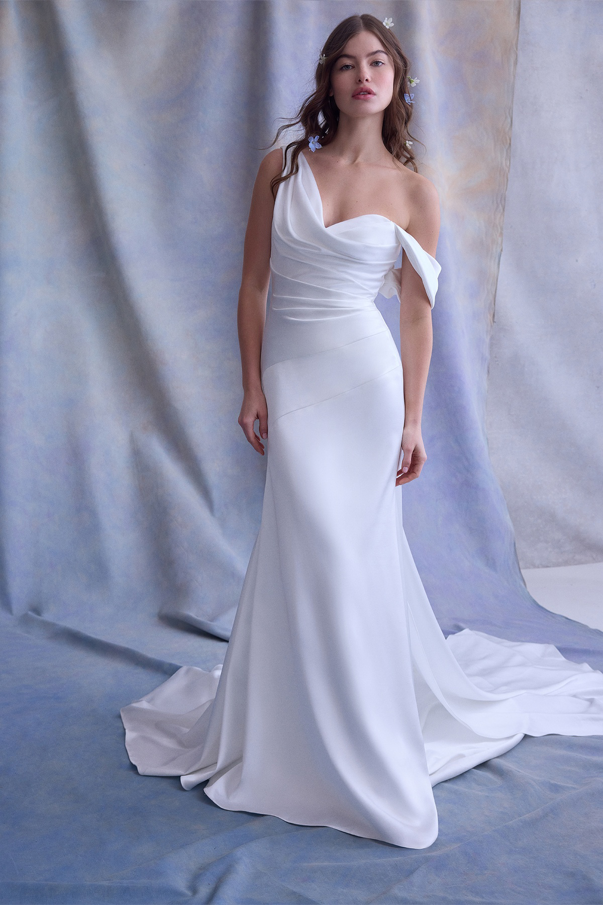 Moderne satijnen trouwjurk Kai van Ines di Santo. Vooraanzicht met gedrapeerde one-shoulder. Exclusief bij Bruidshuis Diana.