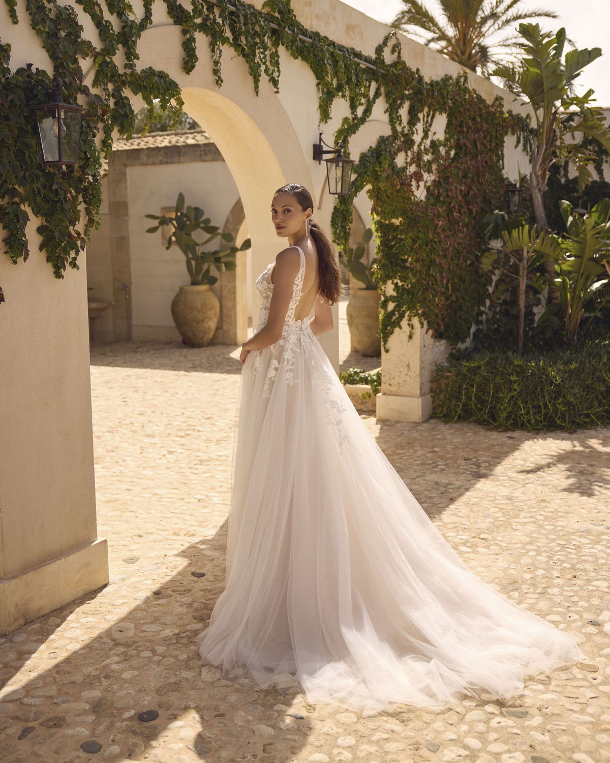 A-lijn trouwjurk Grea van Modeca met lage rug en flowy tule rok. Achteraanzicht van de romantische bruidsjurk met kant.