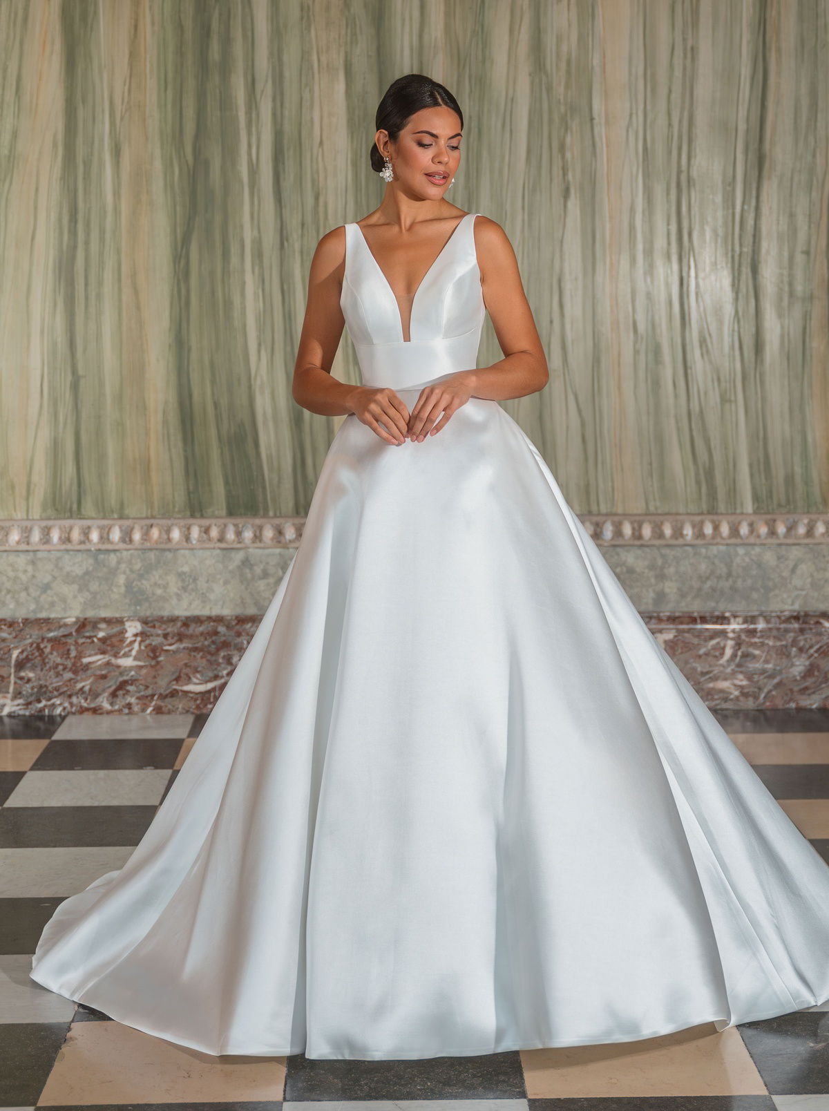 A-lijn trouwjurk 50918 van Diane Legrand. Vooraanzicht van de satijnen bruidsjurk met diepe V-hals en brede tailleband.