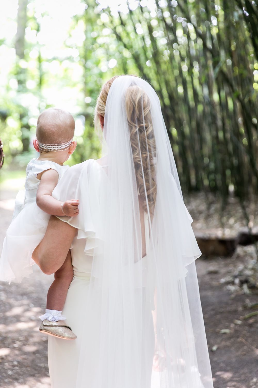 Nienke in trouwjurk met kind