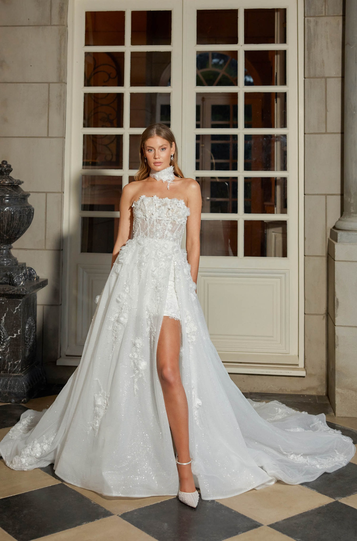 A-lijn trouwjurk Soho met split van Jeune by Madi Lane, strapless korsetlijfje, verkrijgbaar bij Bruidshuis Diana. Vooraanzicht.