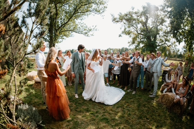 2.	real bride kikkie swiers tijdens ceremonie in elegante a-lijn bruidsjurk van bruidshuis diana