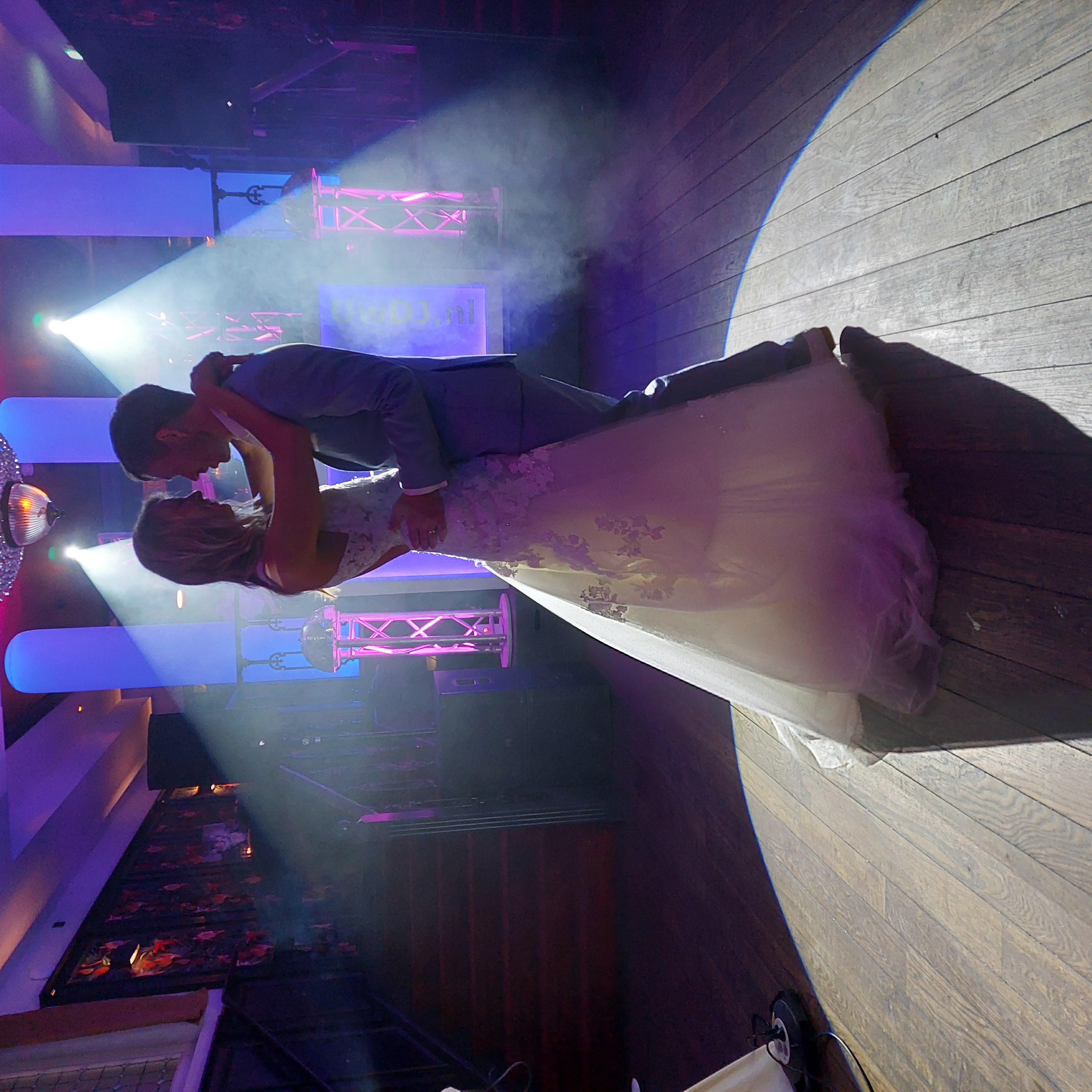 marlyn in haar trouwjurk aan het dansen