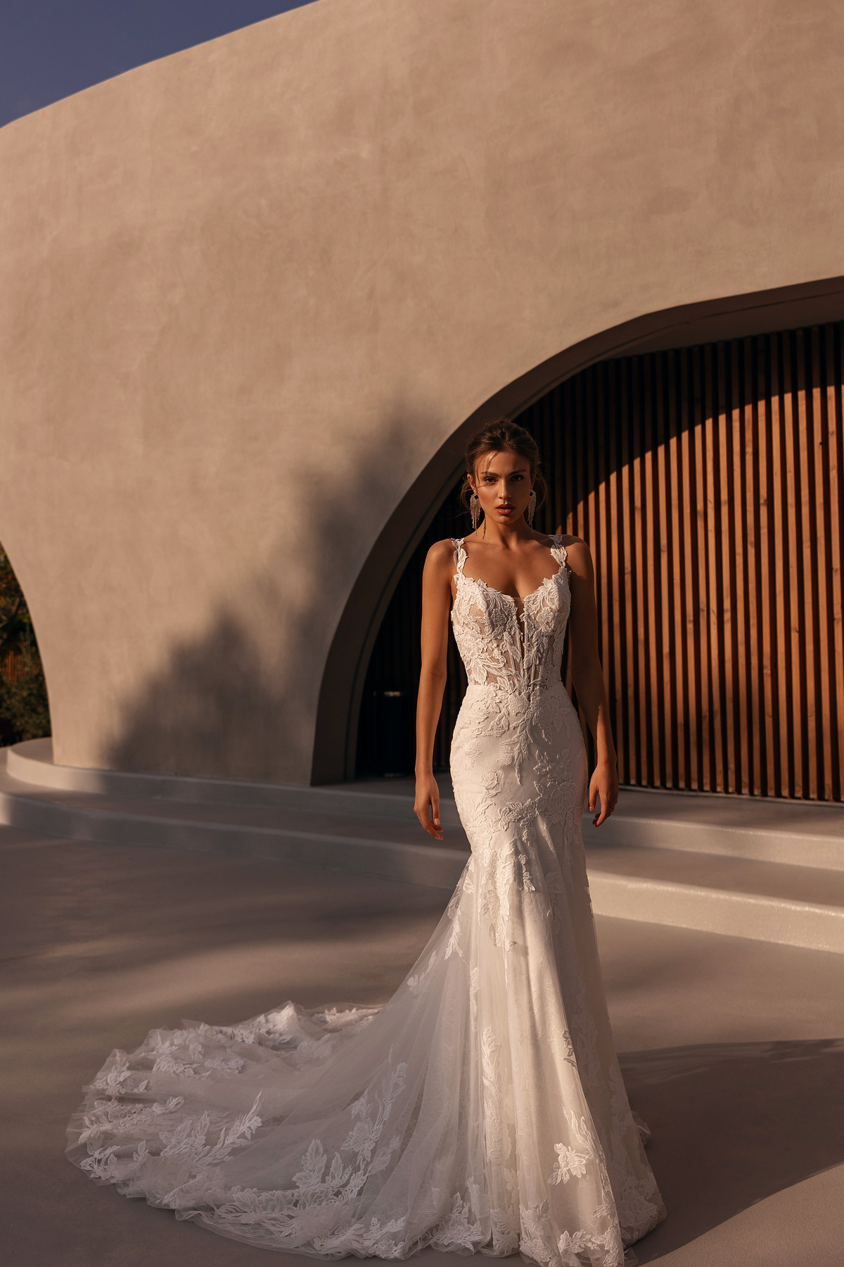 Bruidsjurk zeemeermin 1516 van Demetrios. Vooraanzicht van de kanten jurk met see-through korsetlijfje en schouderbandjes.