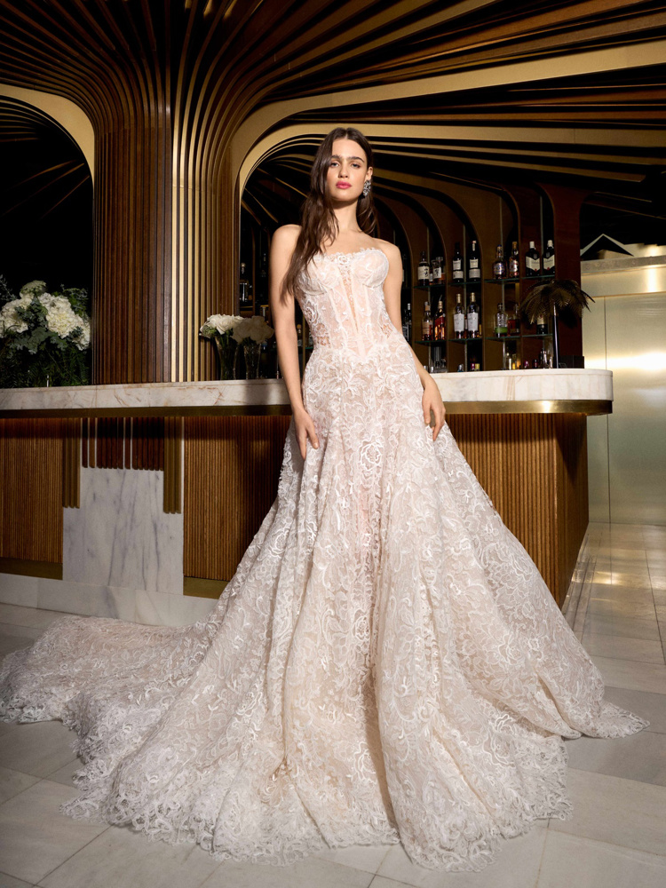 Kanten A-lijn trouwjurk Martini van Galia Lahav. Vooraanzicht met strapless korsetlijfje, exclusief bij Bruidshuis Diana.
