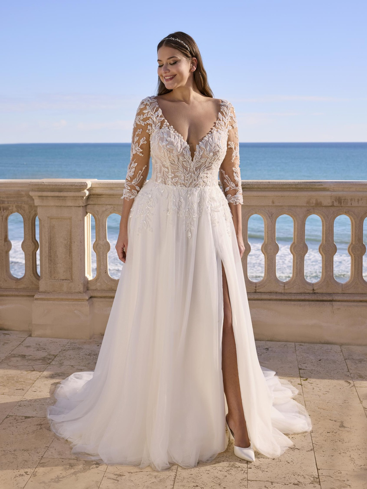 A-lijn trouwjurk met split Syringa van Ladybird. Vooraanzicht van deze bruidsjurk met V-hals en lange kanten mouwen.