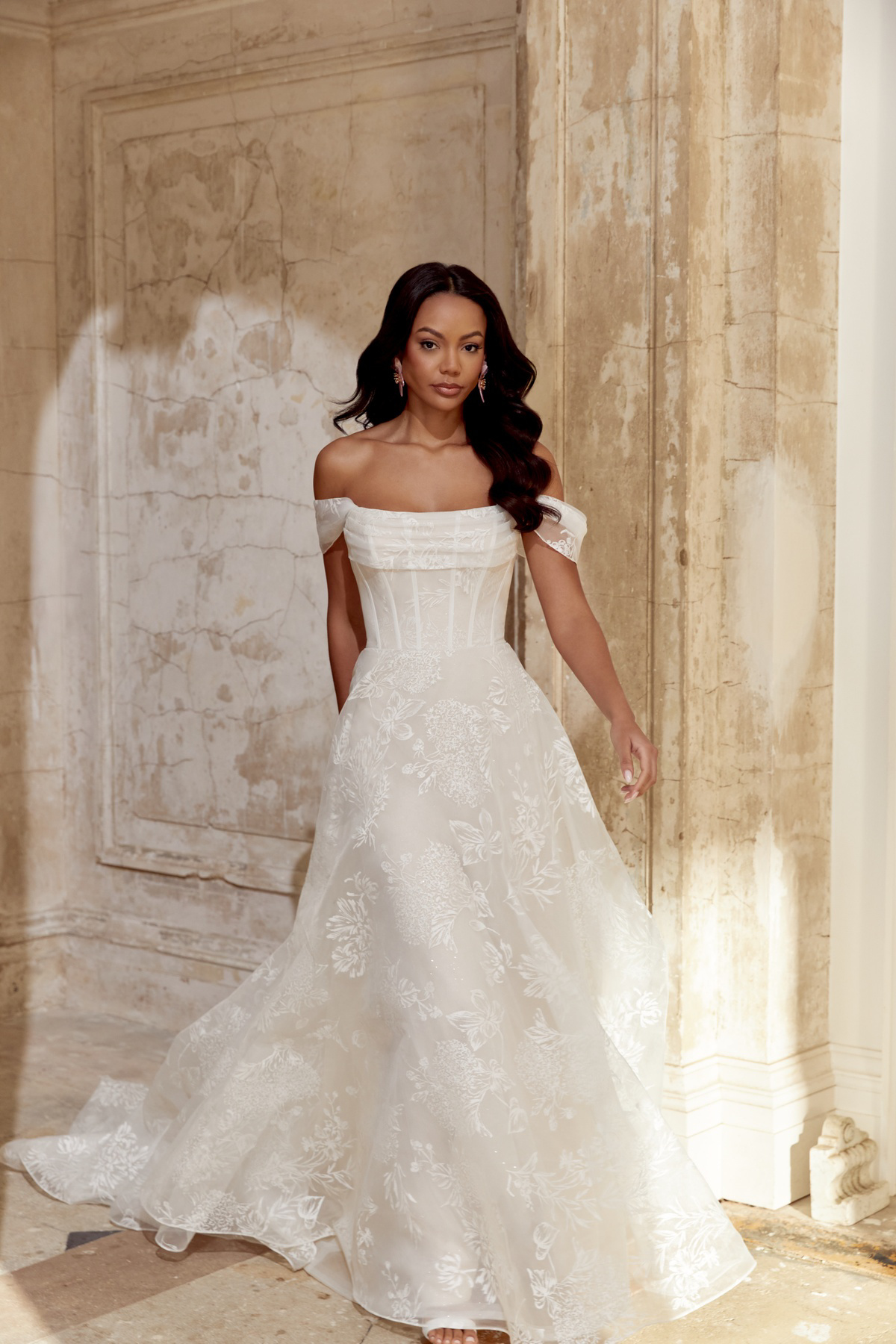 A-lijn trouwjurk 44544 van Sincerity Bridal. Vooraanzicht van de off-shoulder bruidsjurk met korsetlijfje en gebloemd kant.