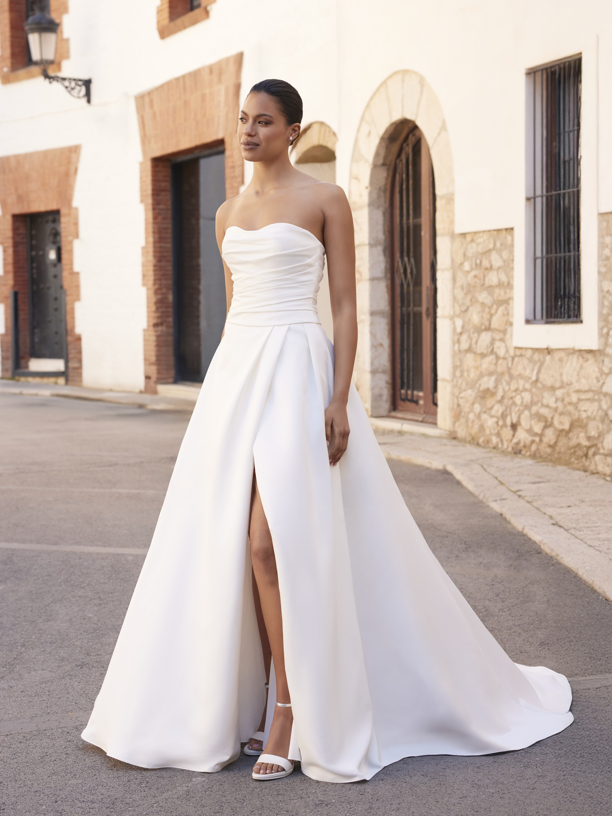 Trouwjurk met split Easthar van White one. Vooraanzicht van de strapless A-lijn jurk met gedrapeerd satijnen lijfje.