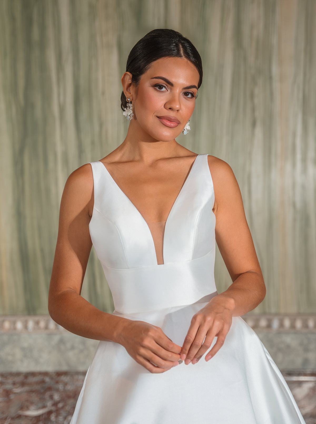 Minimalistische trouwjurk 50918 Diane Legrand in satijn met diepe V-hals. Close-up van het see-through detail in het lijfje.