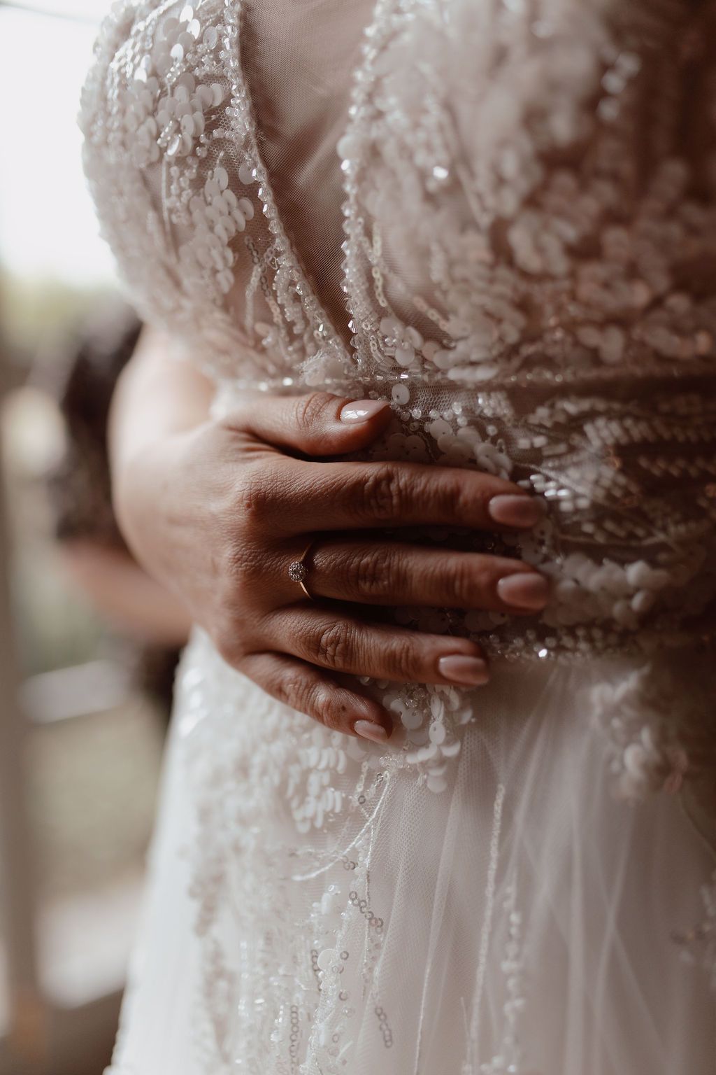 1.	Real bride Mandy Gout draagt een sprankelende A-lijn trouwjurk met pailletten en diepe V-hals, detailfoto van het verfijnde lijfje en haar verlovingsring. 