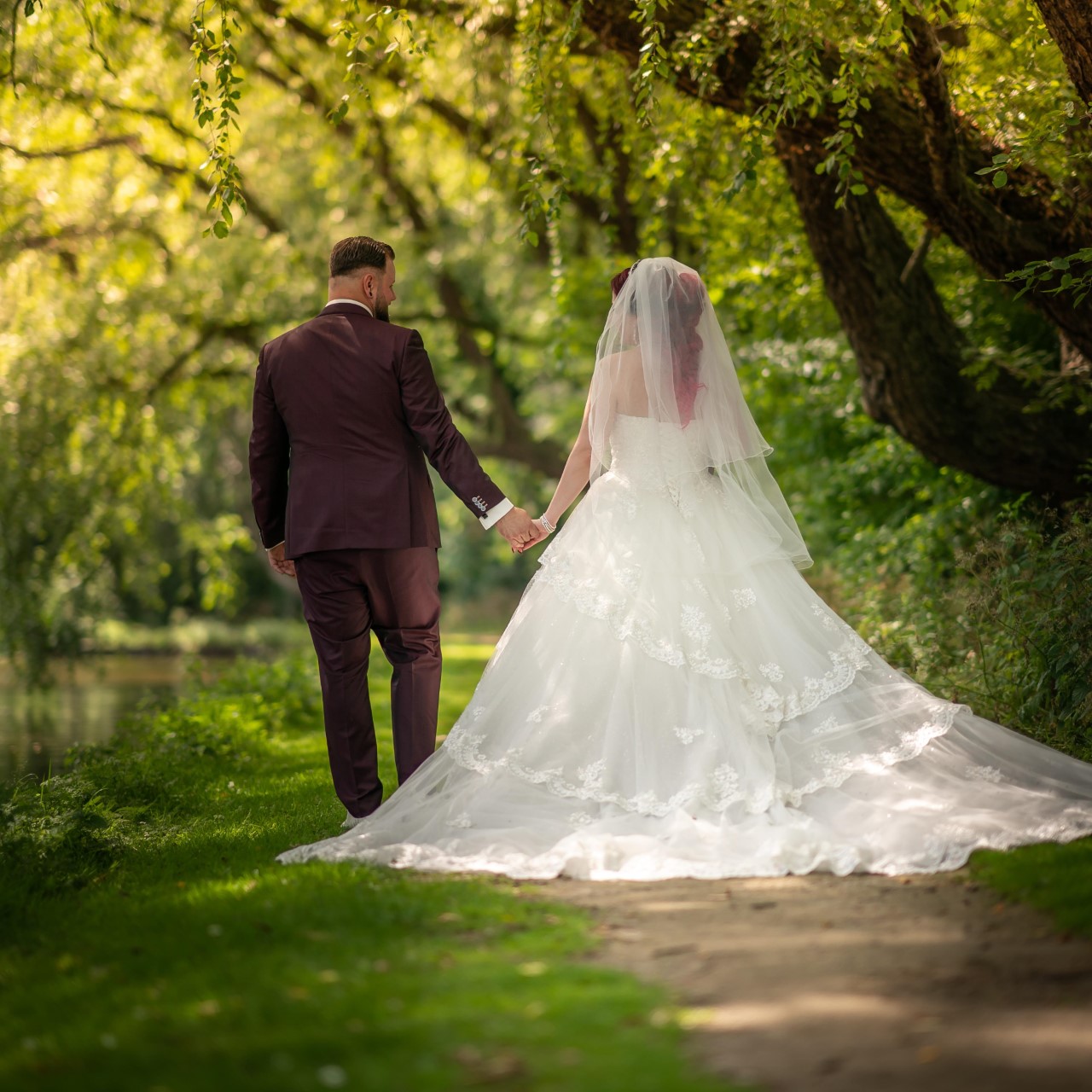 sharmaine met trouwjurk aan het wandelen