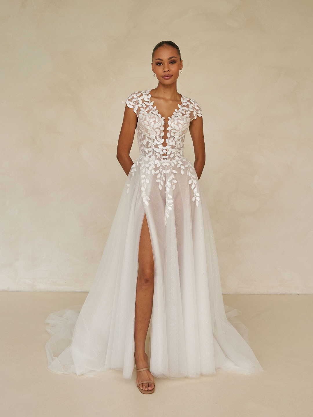 A-lijn trouwjurk Whitley van Madi Lane met hoge split en kanten kapmouwtjes. Vooraanzicht van deze romantische bruidsjurk.