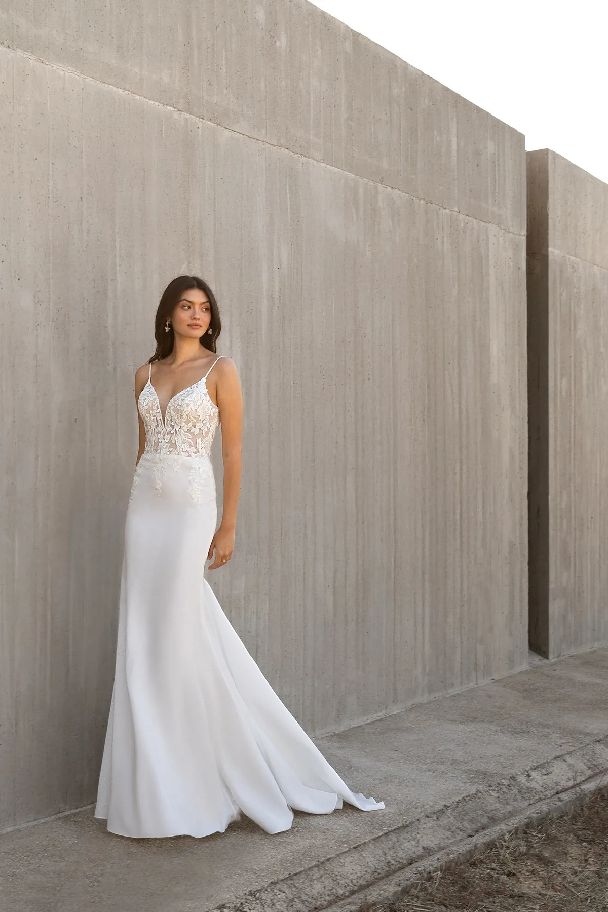 Zeemeermin trouwjurk L1170 Orea sposa, vooraanzicht met see-through lijfje met kant en een diepe V-hals.