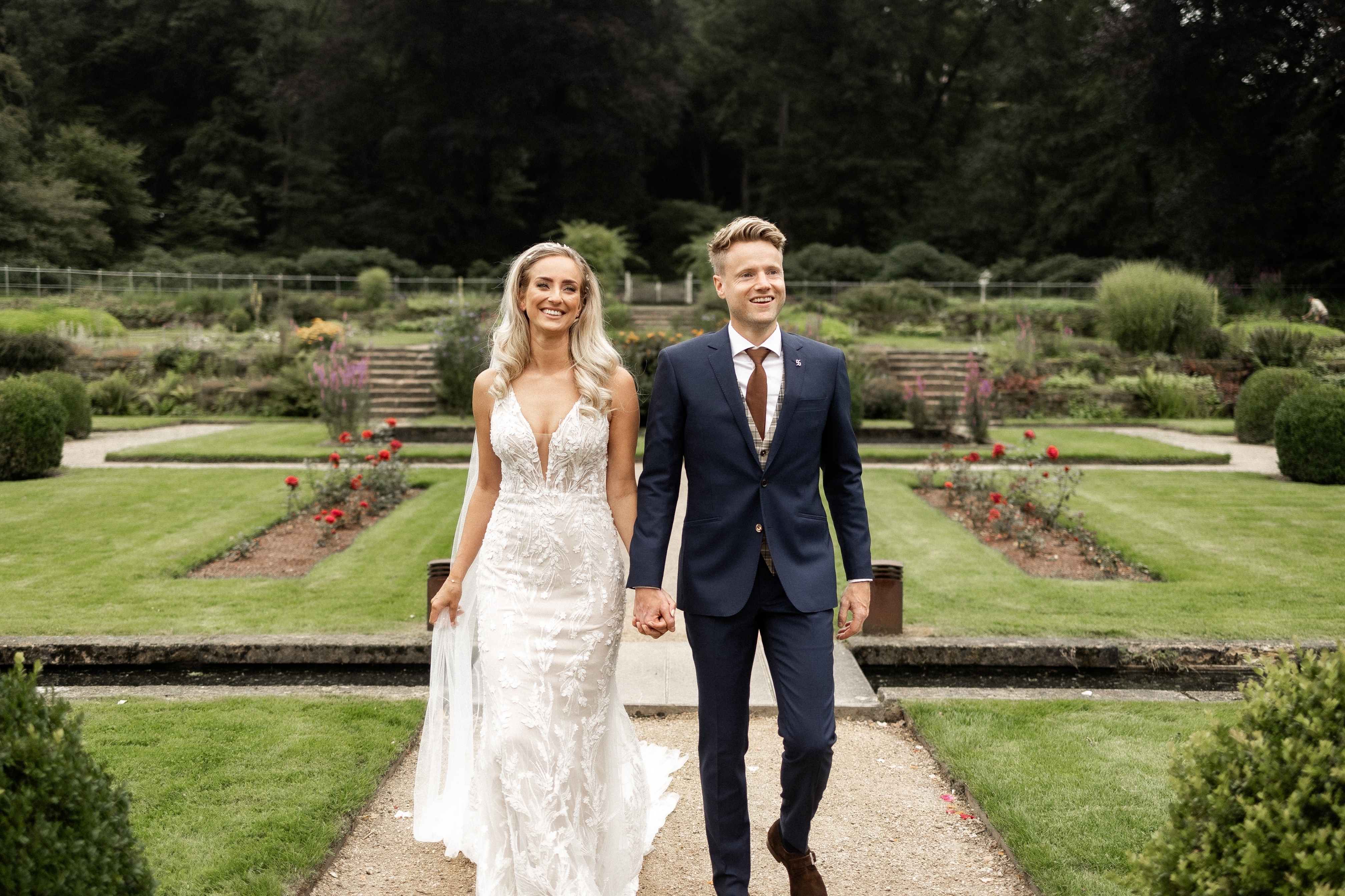 yasha in haar trouwjurk met haar man