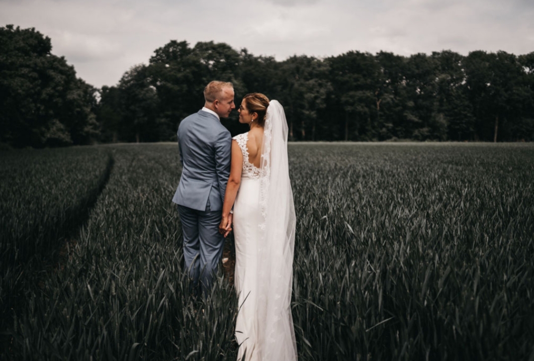 carola in gras in bruidsjurk