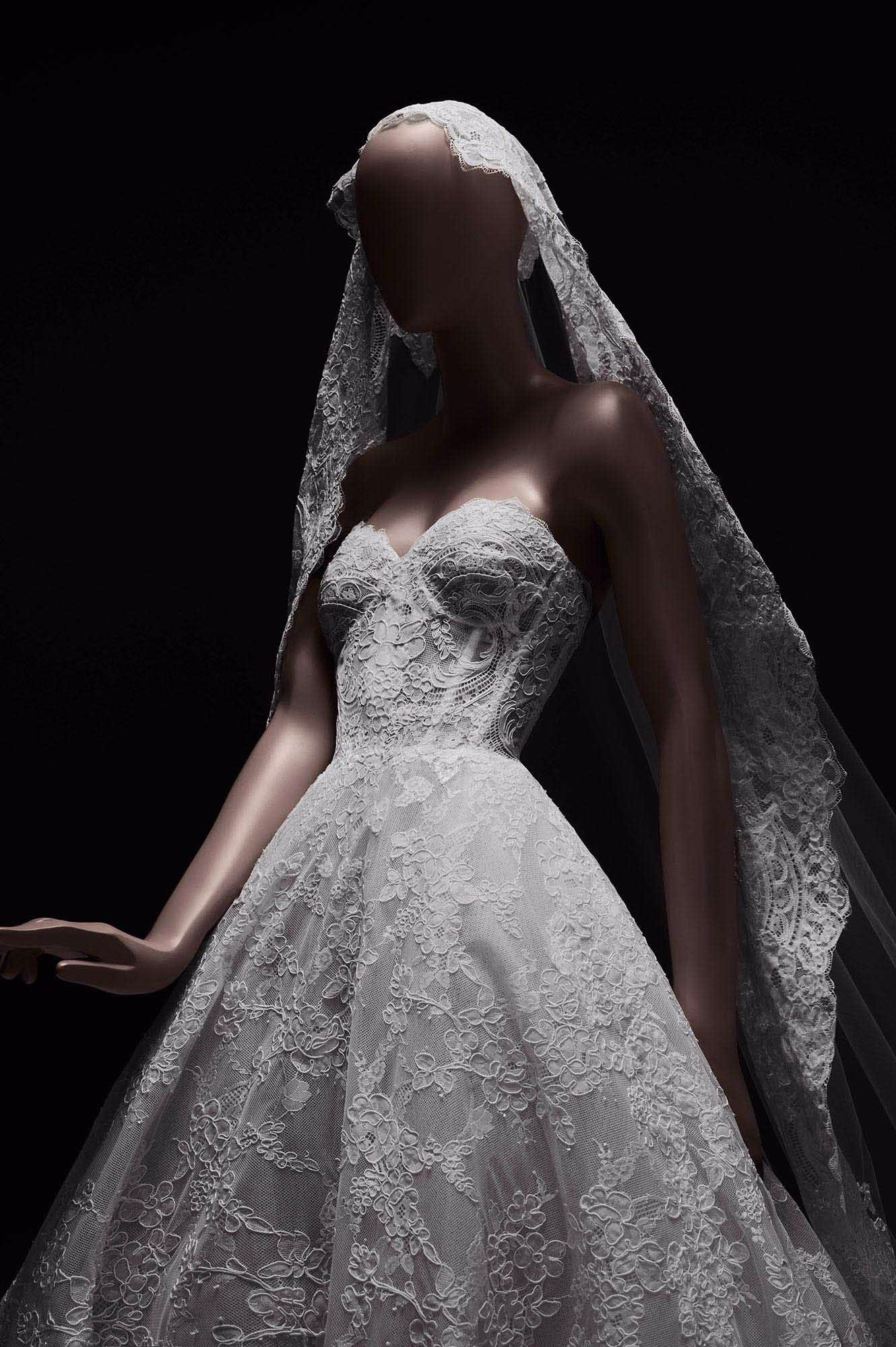 Zuhair Murad Mariage Spring 2027 Look 35 strapless lace ball gown wedding dress with sweetheart neckline and embroidered veil