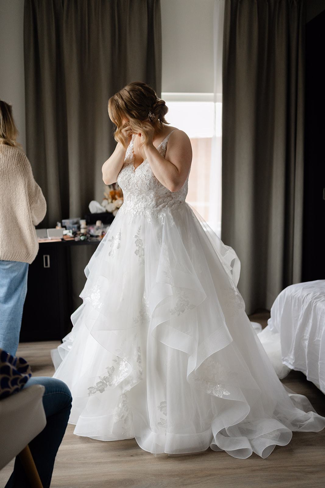 1.	real bride chantal verleg in een romantische ballgown trouwjurk tijdens het klaarmaken