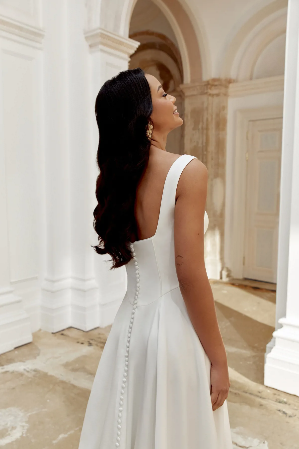 Trouwjurk 44548 Sincerity Bridal, achteraanzicht. Satijnen A-lijn bruidsjurk met picpac knoopjes en vierkante rug.