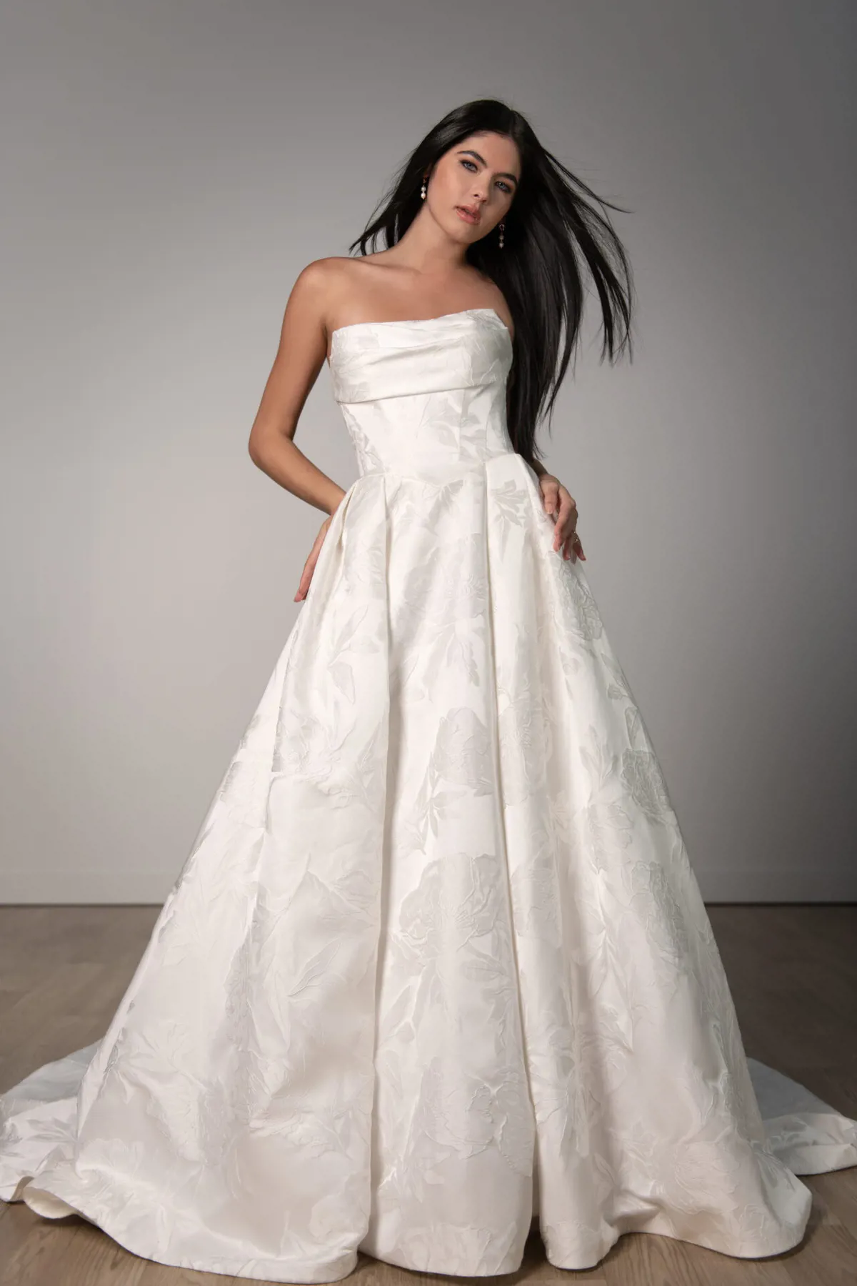 Klassieke A-lijn trouwjurk 8084 van Stella York. Strapless model met gedrapeerd lijfje en bloemenpatroon, vooraanzicht.