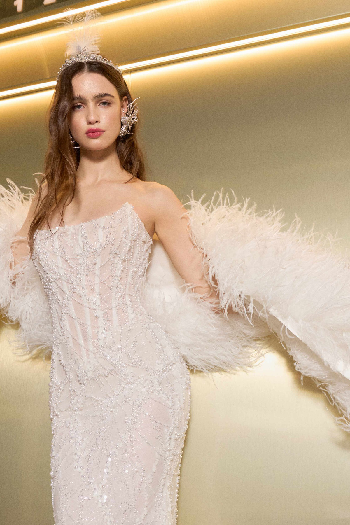 Vooraanzicht van de strapless Gatsby trouwjurk van Galia Lahav met parels, exclusief bij Bruidshuis Diana.