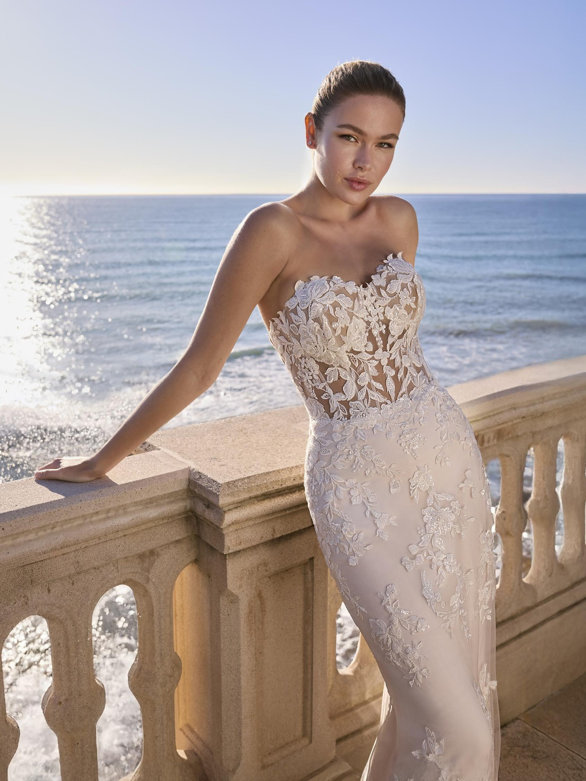 Zeemeermin trouwjurk Fjura van Ladybird met kant. Vooraanzicht van het strapless, see-through korsetlijfje.