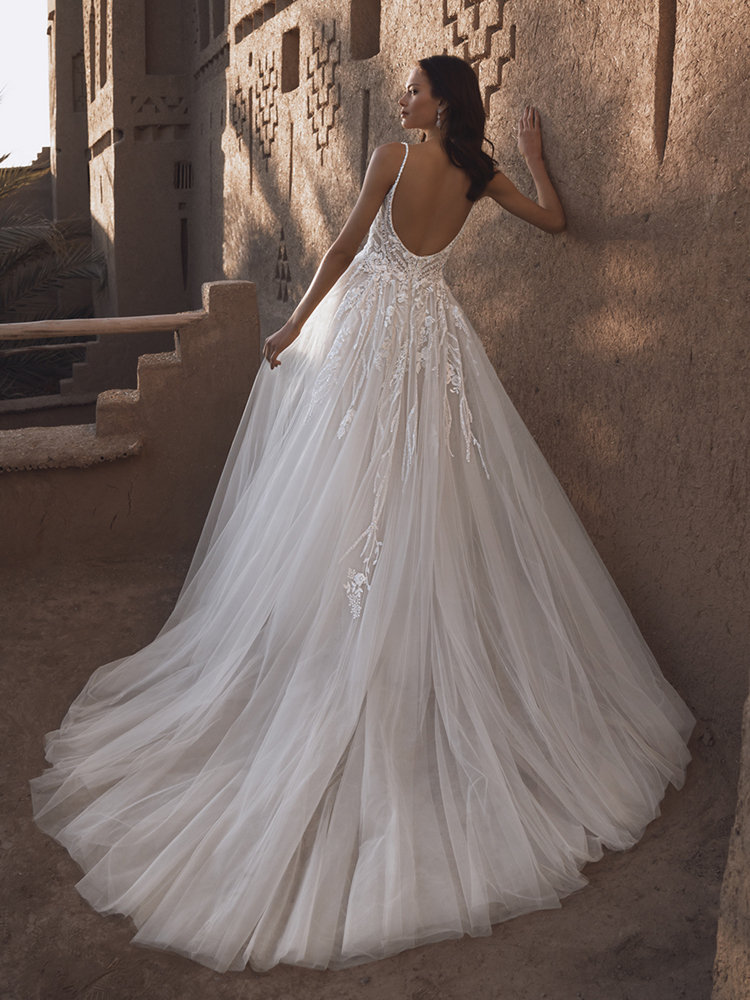 A-lijn trouwjurk Tillie van Blue by Enzoani, achteraanzicht met diepe open rug en een flowy tule rok met kanten details.